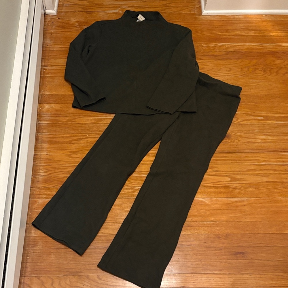 a new day Dark Green Women's Boot Cut Pants & Top Set (new without tags)